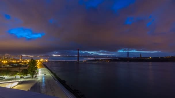 Lissabon stad voor zonsopgang met 25 April brug nacht naar dag timelapse — Stockvideo