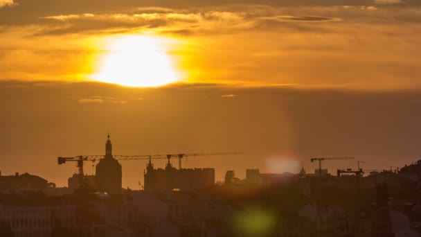 Sonbahar akşam timelapse, Portekiz, kırmızı çatılar ile şehir merkezine günbatımı hava panorama görünümünü, Lizbon — Stok video