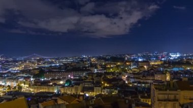 Sonbahar gece timelapse, Portekiz, ışıklı bina ile şehir merkezinin Lizbon hava panorama görünüm