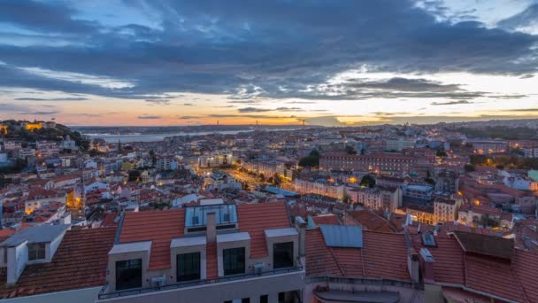 Лисбон после захода солнца с панорамным видом на центр города с красными крышами на временном отрезке от дня до ночи, Португалия — стоковое видео