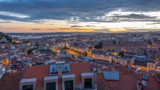 Lisboa después de la puesta del sol vista panorámica aérea del centro de la ciudad con techos rojos en otoño día a noche timelapse, Portugal — Vídeos de Stock