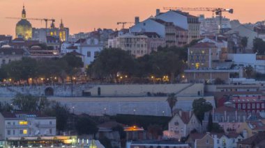 Sonra gece timelapse, Portekiz için sonbahar gün günbatımı hava panorama manzaraya kırmızı çatılar ile şehir merkezinin Lizbon