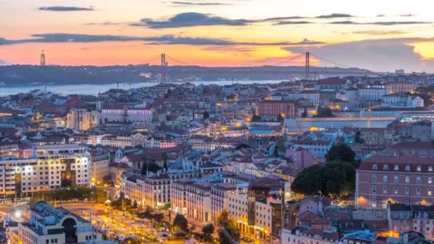 Lisabon po západu slunce letecký panoramatický pohled z centra města s červenými střechami na podzimní den na noční timelapse, Portugalsko — Stock video