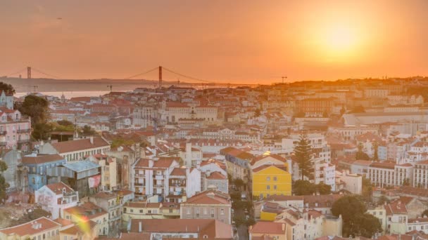Lisabon v západu slunce letecký panoramatický pohled z centra města s červenými střechami na podzimní večer timelapse, Portugalsko — Stock video