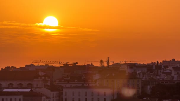 Sonbahar akşam timelapse, Portekiz, kırmızı çatılar ile şehir merkezine günbatımı hava panorama görünümünü, Lizbon — Stok video