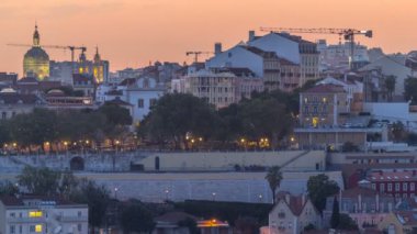 Sonra gece timelapse, Portekiz için sonbahar gün günbatımı hava panorama manzaraya kırmızı çatılar ile şehir merkezinin Lizbon