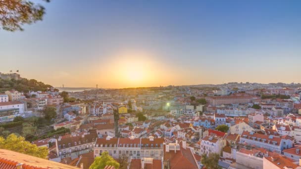 Lisabon v západu slunce letecký panoramatický pohled z centra města s červenými střechami na podzimní večer timelapse, Portugalsko — Stock video