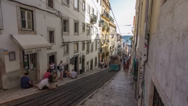 Het Gloria kabelspoorweg Elevador da Gloria in de timelapse van het centrum van Lissabon, Portugal. — Stockvideo
