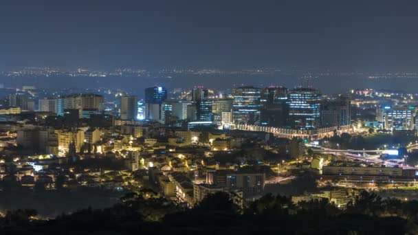 Panoramisch uitzicht over Lissabon en de Almada vanuit een gezichtspunt in Monsanto timelapse. — Stockvideo