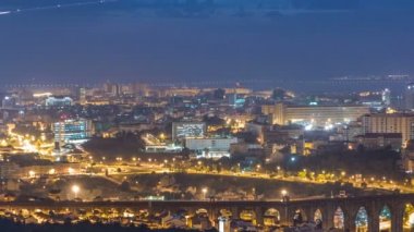 Lizbon ve Monsanto gecede bir bakış açısıyla Almada gün timelapse için üzerinden panoramik görünüm.