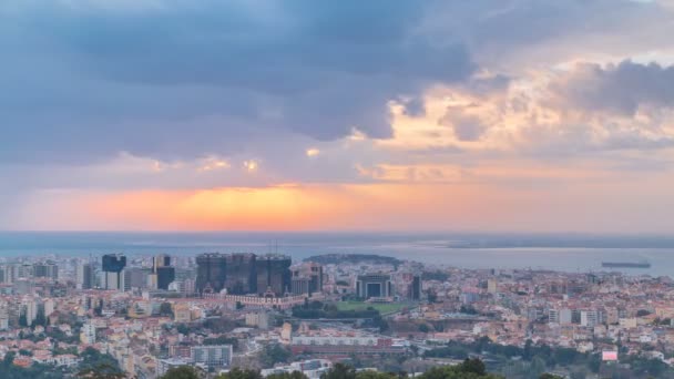 Panoramisch zonsopgang uitzicht over Lissabon en de Almada vanuit een gezichtspunt in Monsanto's morgens timelapse. — Stockvideo