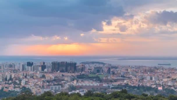 Vista panorámica del amanecer sobre Lisboa y Almada desde un mirador en Monsanto mañana timelapse . — Vídeo de stock