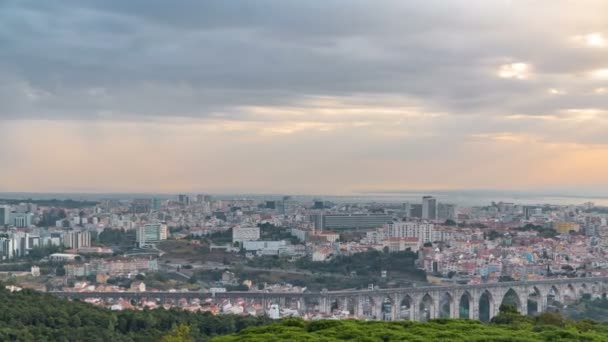 Panoramatický pohled během sunrise Lisabon a Almada z hlediska v Monsanto ráno timelapse. — Stock video