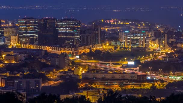 Panoramablick über lisbon und almada von einem aussichtspunkt in monsanto Nacht zu Tag zeitraffer. — Stockvideo