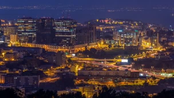 Panoramisch uitzicht over Lissabon en de Almada vanuit een gezichtspunt in Monsanto nacht naar dag timelapse. — Stockvideo