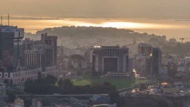 Monsanto sabah timelapse bir bakış açısıyla Lizbon ve Almada gündoğumu sırasında panoramik görünüm.