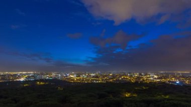 Lizbon ve Monsanto gecede bir bakış açısıyla Almada gün timelapse için üzerinden panoramik görünüm.
