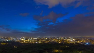 Lizbon ve Monsanto gecede bir bakış açısıyla Almada gün timelapse için üzerinden panoramik görünüm.
