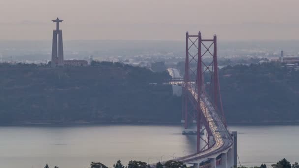 Panoramablick bei sonnenaufgang über lisbon und almada von einem aussichtspunkt im monsanto-zeitraffer am morgen. — Stockvideo