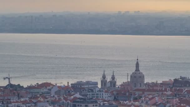 Vista panorámica durante el amanecer sobre Lisboa y Almada desde un mirador en Monsanto mañana timelapse . — Vídeos de Stock