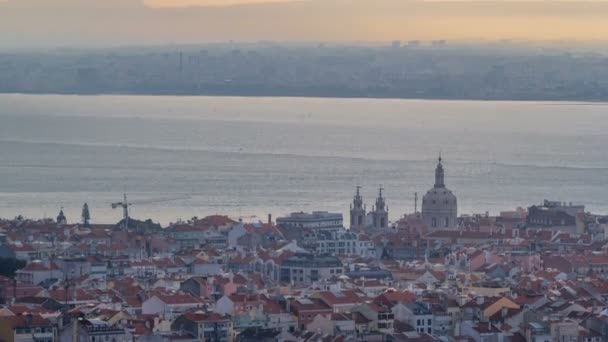 Vista panorámica durante el amanecer sobre Lisboa y Almada desde un mirador en Monsanto mañana timelapse . — Vídeo de stock