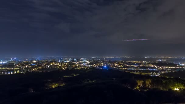 Panoramablick über lisbon und almada von einem aussichtspunkt im zeitraffer von monsanto. — Stockvideo