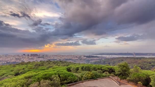 Panorama-sonnenaufgang blick über lisbon und almada von einem aussichtspunkt im monsanto-zeitraffer am morgen. — Stockvideo