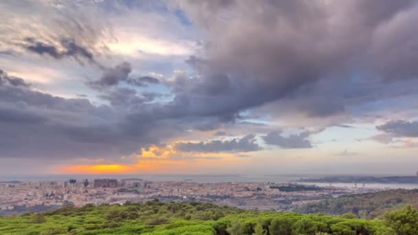 Panorama-sonnenaufgang blick über lisbon und almada von einem aussichtspunkt im monsanto-zeitraffer am morgen. — Stockvideo