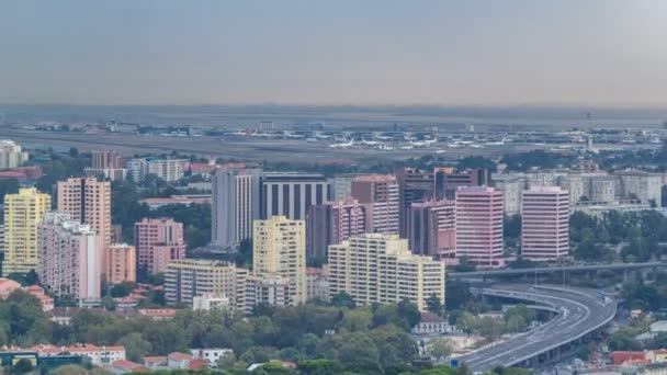 Vista aérea del aeropuerto de Lisboa, Portugal timelapse . — Vídeos de Stock
