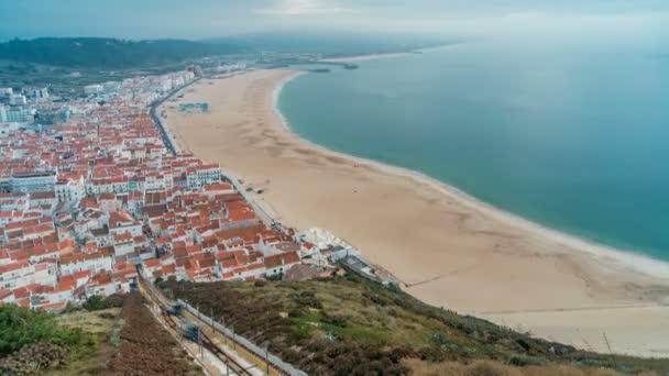 Pemandangan Nazare panorama dengan kabin timelapse Funicular. Kabut datang dari laut pada malam hari saat matahari terbenam . — Stok Video