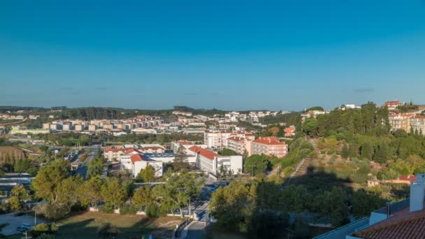 Mooie stadsgezicht weergave van Leiria vroege ochtend, Portugal blauwe hemel — Stockvideo
