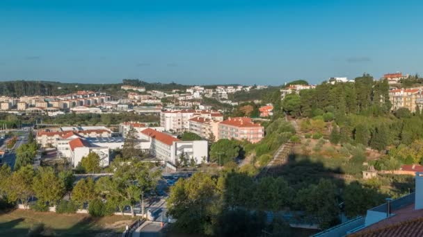 Mooie stadsgezicht weergave van Leiria vroege ochtend, Portugal blauwe hemel — Stockvideo