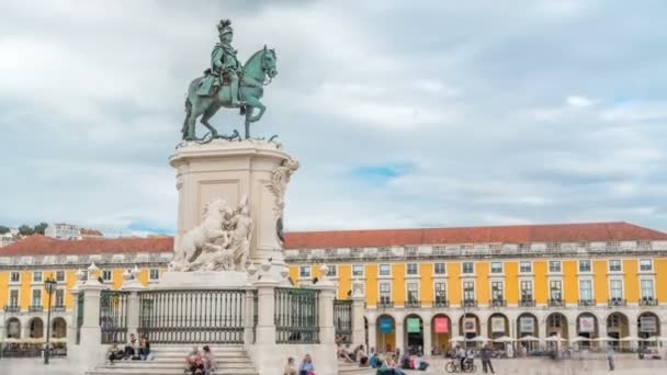 Bronsstatyn av kung Jose jag på Commerce square timelapse i Lissabon, Portugal. — Stockvideo