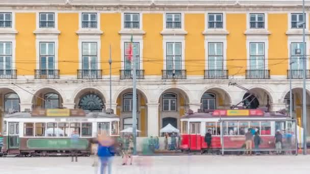 Lisboa viejo tranvía en el camino a la Plaza del Comercio en el casco antiguo timelapse . — Vídeos de Stock