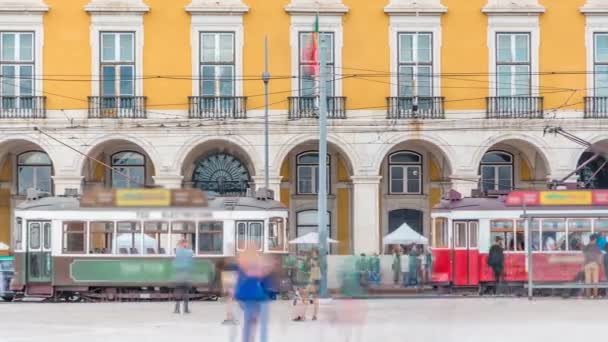 Lissabon gamla spårvagnen på väg till Palatstorget i gamla stan timelapse. — Stockvideo