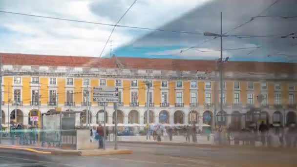 Lisboa velho bonde a caminho da Praça do Comércio na cidade velha timelapse . — Vídeo de Stock