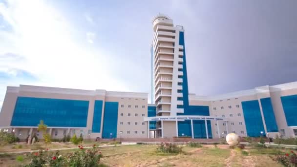 El edificio de la Universidad Estatal del Caspio de Tecnologías e Ingeniería timelapse hiperlapso — Vídeo de stock