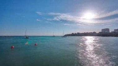 Hazar Denizi ile mavi gökyüzü ve kükreyen dalgalar timelapse için ıssız kıyıdan deniz manzarası