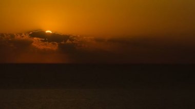Aktau şehir günbatımı timelapse, Hazar Denizi kıyısında. Kazakistan.