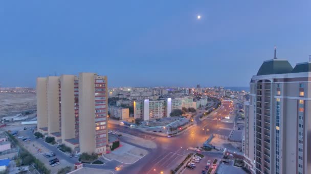 Aktau város naplemente után, a Kaszpi-tenger nap éjszaka timelapse partján. Kazahsztán. — Stock videók
