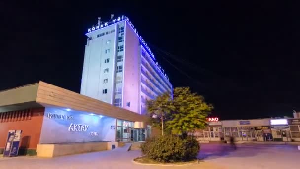 Noche Aktau con hiperlapso de lapso de tiempo del Hotel. Kazajstán . — Vídeo de stock