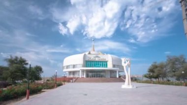 Aktau timelapse hyperlapse evlilikte Sarayı. Yaz günü bulutlu gökyüzü mavi. Kazakistan.