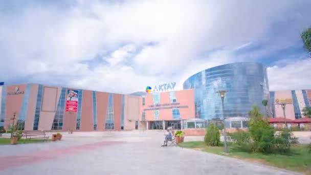 Shopping center em Aktau hyperlapse timelapse. Cazaquistão . — Vídeo de Stock