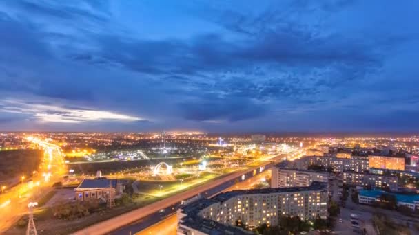 Parque lleva el nombre del Primer Presidente de la República de Kazajstán en la ciudad de Aktobe día a noche timelapse. Kazajstán Occidental . — Vídeo de stock