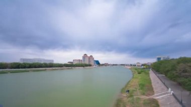 Modern evler şehir Atyrau timelapse hyperlapse nehir kenarında Ural