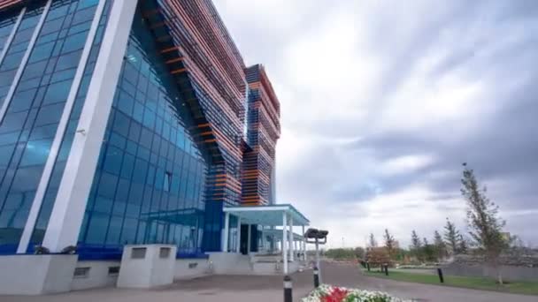 Edificio moderno en la ciudad de Aktobe timelapse hyperlapse . — Vídeo de stock