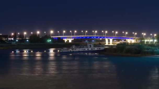 Schip en verlichte brug over de rivier Oeral in stad Atyrau timelapse hyperlapse — Stockvideo