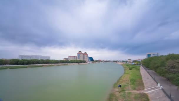 Casas modernas a orillas del río Ural en la ciudad Atyrau timelapse hyperlapse — Vídeos de Stock