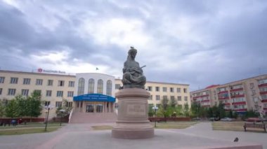 Anıt Dina Nurpeisova şehir Atyrau timelapse hyperlapse içinde.