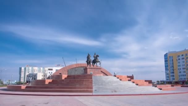 Um monumento aos heróis cazaques, Makhambet Utemisov e Isat na cidade hiperlapso timelapse Atyrau . — Vídeo de Stock